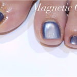 2025冬フットネイル|マグネットで魅せるブルーグレーの立体デザイン